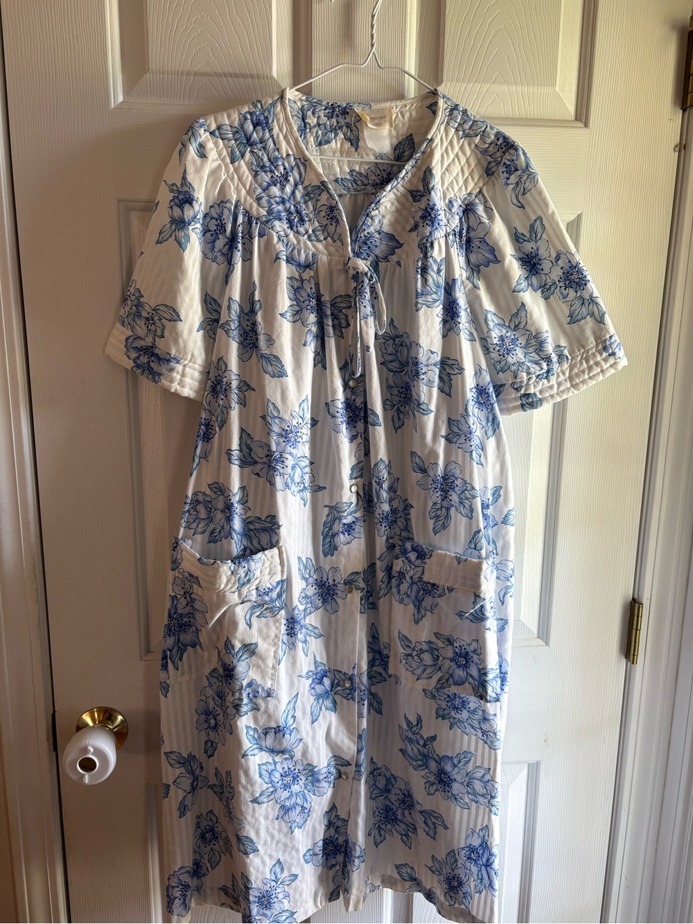 Vintage Carriage Court Blue White Floral Muumuu Duster House Dress Robe Grandma